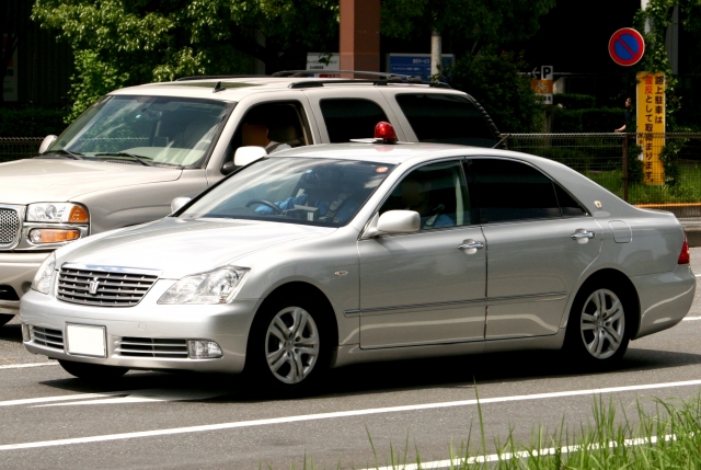 あっ、こいつ覆面パトカーだなって車の特徴